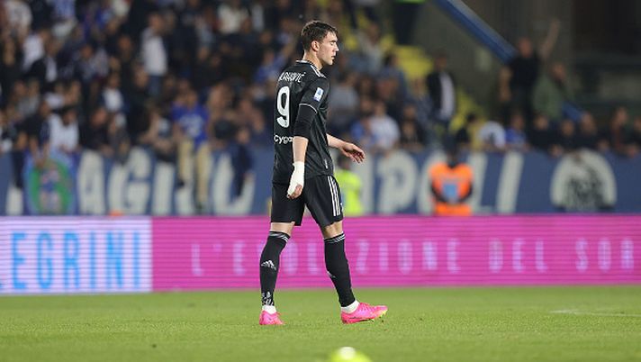 EMPOLI, ITALY - MAY 22: Dusan Vlahovic of Juventus shows his dejection during the Serie A match between Empoli FC and Juventus at Stadio Carlo Castellani on May 22, 2023 in Empoli, Italy. (Photo by Gabriele Maltinti/Getty Images) TACKLE DURO – Il derby dei media sulla Juve penalizzata e un campionato falsato - immagine 1