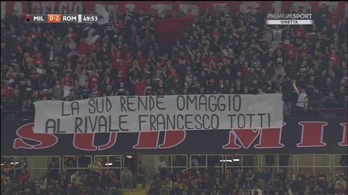 Lo striscione su Totti della Curva Sud in Milan-Roma, foto Twitter Premium Sport 