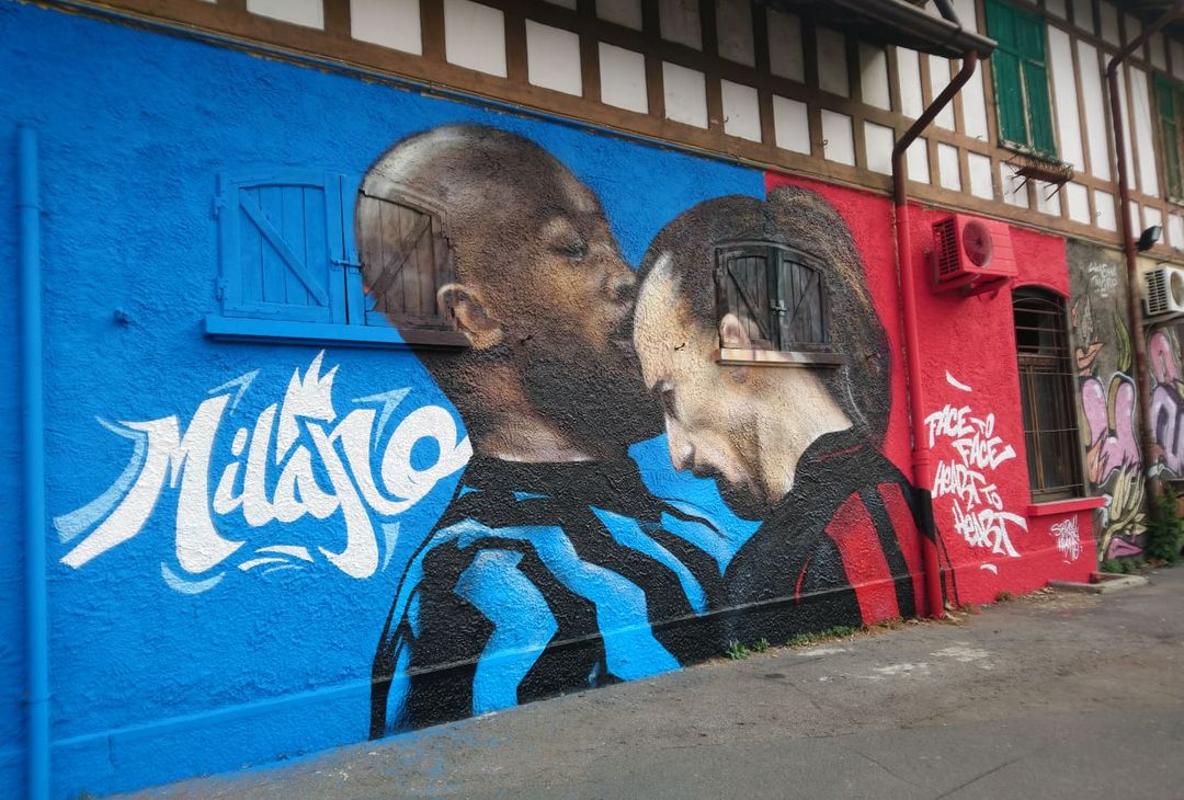  Il murales in zona San Siro raffigurante Zlatan Ibrahimovic (attaccante AC Milan) e Romelu Lukaku (centravanti Inter)  