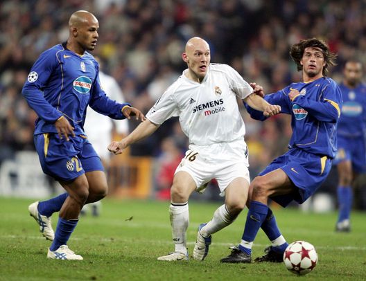 Olivera in Champions League contro il Real Madrid nel febbraio 2005 (Photo by Ross Kinnaird/Getty Images) El Pollo Olivera, l’uruguagio campione con Capello: allenerà l’Aprilia in Serie D- immagine 3