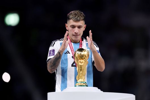 (Photo by Clive Brunskill/Getty Images) Manchester United, Lisandro Martinez: “Ok il Mondiale, ma adesso chiedo al derby un bel regalo…”- immagine 2