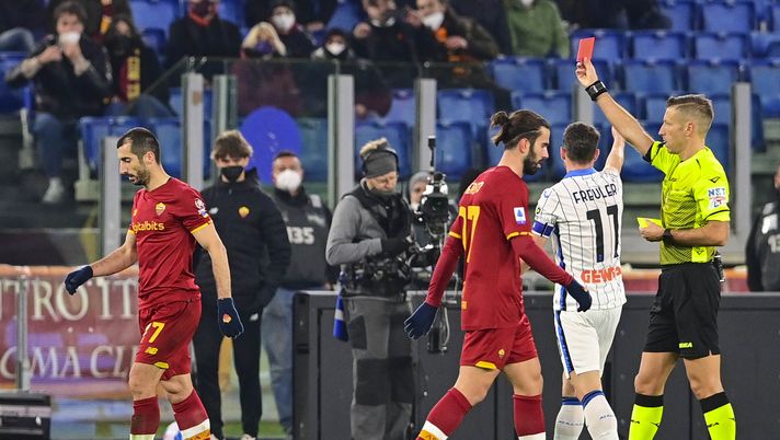 ROME, ITALY - MARCH 05: Henrikh Mkhitaryan of Atalanta BC is shown red card by the referee during the Serie A match between AS Roma and Atalanta BC at Stadio Olimpico on March 05, 2022 in Rome, Italy. (Photo by Fabio Rossi/AS Roma via Getty Images) Fantacalcio Serie A, Hernandez, Mkhitaryan e altri undici giocatori squalificati per la 29esima giornata - immagine 1