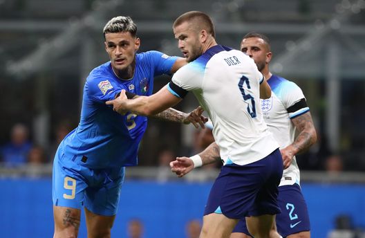 MILAN, ITALY - SEPTEMBER 23: Gianluca Scamacca of Italy competes with Eric Dier of England during the UEFA Nations League League A Group 3 match between Italy and England at San Siro on September 23, 2022 in Milan, Italy. (Photo by Marco Luzzani/Getty Images) Dier: “Ci si può divertire anche senza alcolici. Qatar? Sceglie chi è in alto ma poi fate le domande a noi”- immagine 1