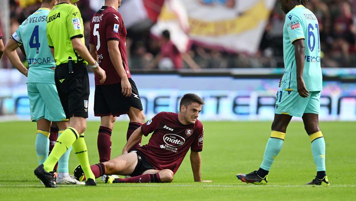 SALERNO, ITALY - OCTOBER 09: Giulio Maggiore of Salernitana injured during the Serie A match between Salernitana and Hellas Verona at Stadio Arechi on October 09, 2022 in Salerno, Italy. (Photo by Francesco Pecoraro/Getty Images) La Salernitana ha bisogno di cerotti e si rivolge alla Fiorentina: il punto - immagine 1