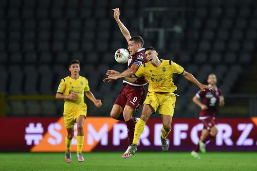 TURIN, ITALY - JULY 22: Andrea Belotti (L) of Torino FC clashes with Davide Marco Faraoni of Hellas Verona during the Serie A match between Torino FC and Hellas Verona at Stadio Olimpico di Torino on July 22, 2020 in Turin, Italy. (Photo by Valerio Pennicino/Getty Images) Verona, centrocampo di qualità: ma sarà pesante l’assenza di Faraoni- immagine 2