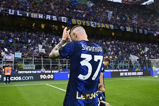 Milan Skriniar saluta la Curva Nord