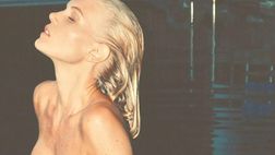 Daniela Christiansson esce dall’acqua e lascia tutti a bocca aperta: curve hot