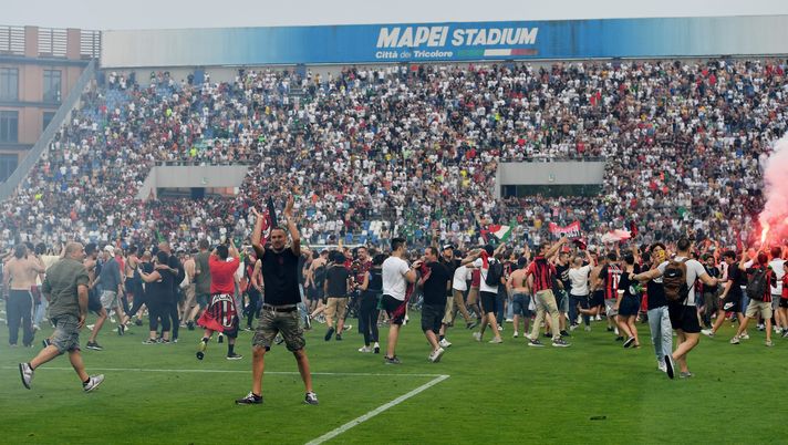 REGGIO NELL'EMILIA, ITALY - MAY 22: AC Milan fans celebrate on the pitch after their side finished the season as Serie A champions during the Serie A match between US Sassuolo and AC Milan at Mapei Stadium - Citta' del Tricolore on May 22, 2022 in Reggio nell'Emilia, Italy. (Photo by Chris Ricco/Getty Images)