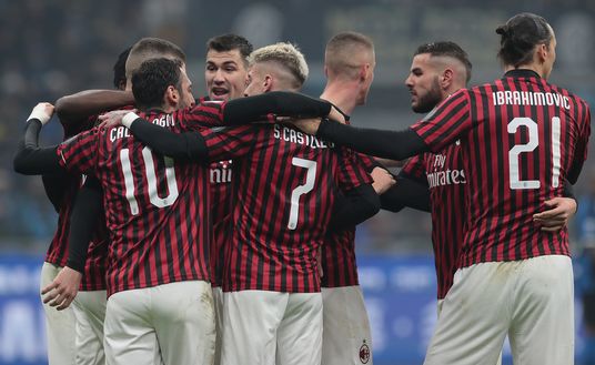 I calciatori del Milan esultano dopo un gol messo a segno I calciatori del Milan esultano dopo un gol messo a segno