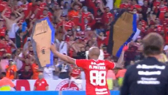 Derby di Porto Alegre: l’Internacional inguaia il Gremio, giocatori in festa con le…bare e la lettera B! Derby di Porto Alegre: l’Internacional inguaia il Gremio, giocatori in festa con le…bare e la lettera B! - immagine 1