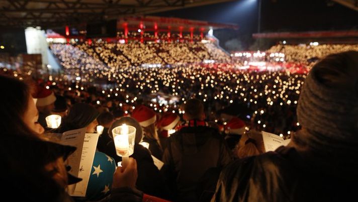 Tutti allo stadio alte Forsterei di Berlino: non c'è la partita, c'è il Santo Natale Tutti allo stadio alte Forsterei di Berlino: non c'è la partita, c'è il Santo Natale