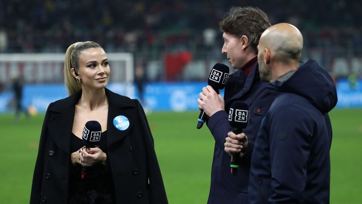 MILAN, ITALY - NOVEMBER 07: Diletta Leotta (L) of DAZN looks on before the Serie A match between AC Milan and FC Internazionale at Stadio Giuseppe Meazza on November 07, 2021 in Milan, Italy. (Photo by Marco Luzzani/Getty Images) Milan-Inter, è nato un altro derby: quello fra Cindy e Diletta…. - immagine 1