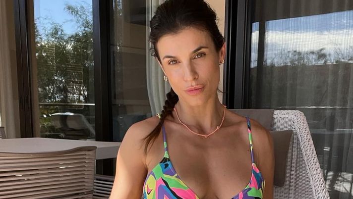 Elisabetta Canalis pazzesca tra le onde: il bikini dell&#8217;ex velina è mozzafiato 
