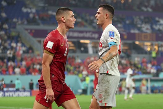 DOHA, QATAR - DECEMBER 02: Granit Xhaka of Switzerland and Nikola Milenkovic of Serbia square off during the FIFA World Cup Qatar 2022 Group G match between Serbia and Switzerland at Stadium 974 on December 02, 2022 in Doha, Qatar. (Photo by Francois Nel/Getty Images) Milenkovic, rabbia e delusione: lo ricorderà solo Neymar- immagine 2
