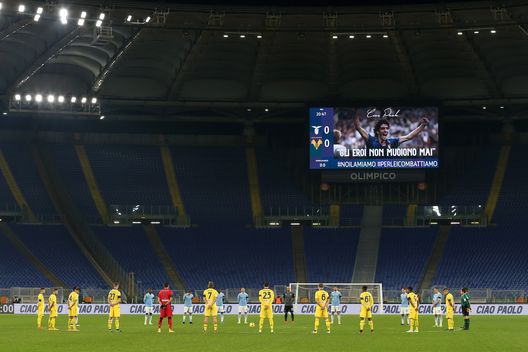 ROME, ITALY - DECEMBER 12: Players of SS Lazio and Hellas Verona FC participate in a minute silence in memory of Paolo Rossi prior to the Serie A match between SS Lazio and Hellas Verona FC at Stadio Olimpico on December 12, 2020 in Rome, Italy. Sporting stadiums around Italy remain under strict restrictions due to the Coronavirus Pandemic as Government social distancing laws prohibit fans inside venues resulting in games being played behind closed doors. (Photo by Paolo Bruno/Getty Images) ROME, ITALY - DECEMBER 12: Players of SS Lazio and Hellas Verona FC participate in a minute silence in memory of Paolo Rossi prior to the Serie A match between SS Lazio and Hellas Verona FC at Stadio Olimpico on December 12, 2020 in Rome, Italy. Sporting stadiums around Italy remain under strict restrictions due to the Coronavirus Pandemic as Government social distancing laws prohibit fans inside venues resulting in games being played behind closed doors. (Photo by Paolo Bruno/Getty Images)