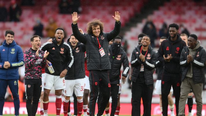 LONDON, ENGLAND - MAY 23: David Luiz of Arsenal saying his final goodbye to the fans following the Premier League match between Arsenal and Brighton & Hove Albion at Emirates Stadium on May 23, 2021 in London, England. A limited number of fans will be allowed into Premier League stadiums as Coronavirus restrictions begin to ease in the UK. (Photo by Mike Hewitt/Getty Images) LONDON, ENGLAND - MAY 23: David Luiz of Arsenal saying his final goodbye to the fans following the Premier League match between Arsenal and Brighton & Hove Albion at Emirates Stadium on May 23, 2021 in London, England. A limited number of fans will be allowed into Premier League stadiums as Coronavirus restrictions begin to ease in the UK. (Photo by Mike Hewitt/Getty Images)