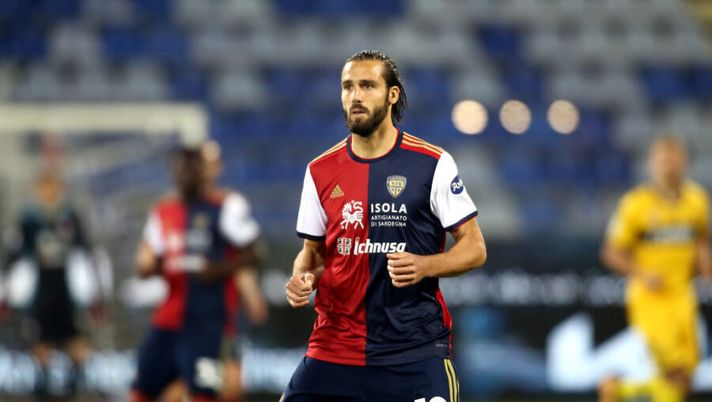 CAGLIARI, ITALY - APRIL 17: Leonardo Pavoletti of Cagliari looks on during the Serie A match between Cagliari Calcio and Parma Calcio at Sardegna Arena on April 17, 2021 in Cagliari, Italy. (Photo by Enrico Locci/Getty Images) KIT PER LA GIORNATA – Consigli ruolo per ruolo, dalla preview alle sorprese - immagine 1
