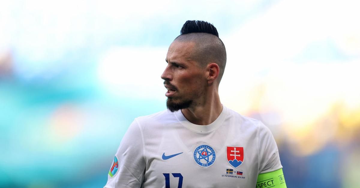È il giorno del suo compleanno e Hamsik si regala una Ferrari Roma ...