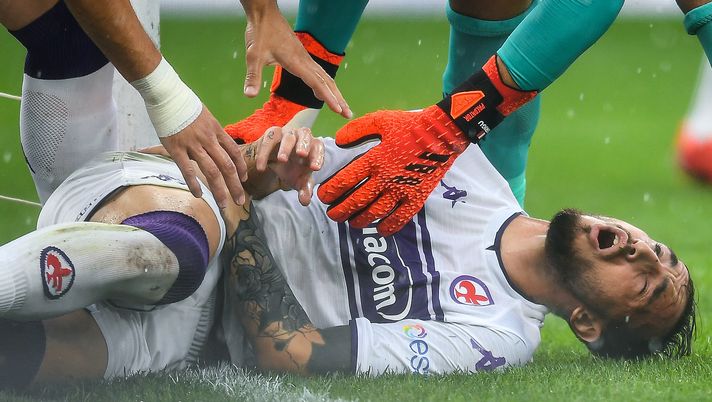 GENOA, ITALY - SEPTEMBER 18: Gaetano Castrovilli of Fiorentina lies on the pitch after suffering an injury during the Serie A match between Genoa CFC and AFC Fiorentina at Stadio Luigi Ferraris on September 18, 2021 in Genoa, Italy. (Photo by Getty Images) 