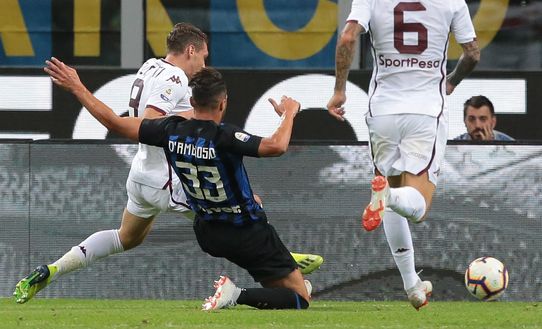  MILAN, ITALY - AUGUST 26: Andrea Belotti (L) of Torino FC scores his goal during the serie A match between FC Internazionale and Torino FC at Stadio Giuseppe Meazza on August 26, 2018 in Milan, Italy. (Photo by Emilio Andreoli/Getty Images ) 