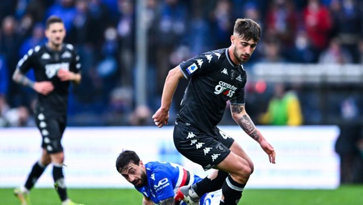 GENOA, ITALY - FEBRUARY 19: Francesco Caputo of Sampdoria (L) and Mattia Viti of Empoli vie for the ball during the Serie A match between UC Sampdoria and Empoli FC at Stadio Luigi Ferraris on February 19, 2022 in Genoa, Italy. (Photo by Getty Images) Empoli, la Gazzetta: “L’Inter vuole Viti ma il Milan si è mosso e giurano che…” - immagine 1