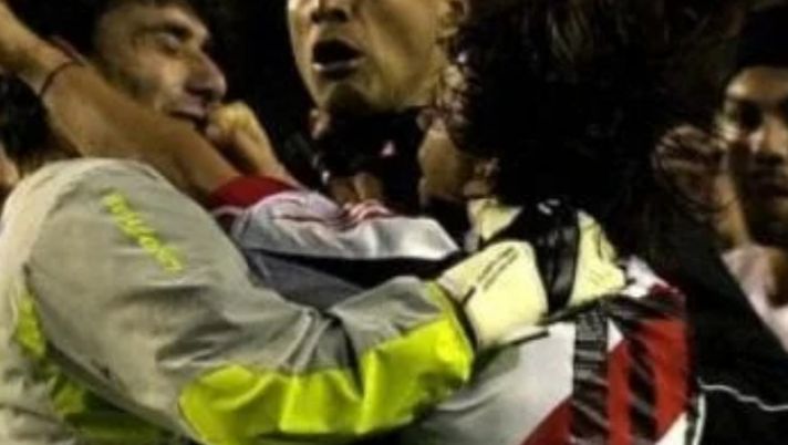 Il Superclasico del graffio: i duellanti Abbondanzieri (portiere Boca Juniors) e Gallardo (fantasista e oggi allenatore del River Plate) 