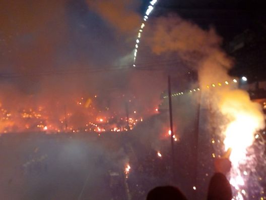 Salonicco, fuochi di festa in città per la vittoria dell'Aris nel derby “Condanniamo gli episodi del derby”, il Paok si difende così dopo l’invasione di Salonicco- immagine 2