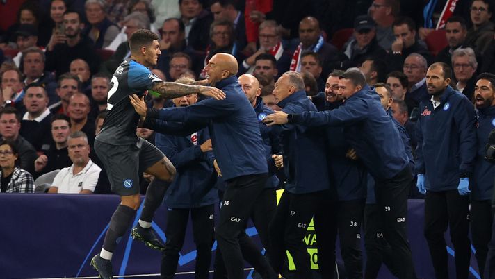AMSTERDAM, NETHERLANDS - OCTOBER 04: Giovanni Di Lorenzo of SSC Napoli celebrates with staff after scoring their team's second goal during the UEFA Champions League group A match between AFC Ajax and SSC Napoli at Johan Cruyff Arena on October 04, 2022 in Amsterdam, Netherlands. (Photo by Dean Mouhtaropoulos/Getty Images) L’Eintracht è forte, ma non imbattibile: il Napoli sogna i quarti di Champions - immagine 1