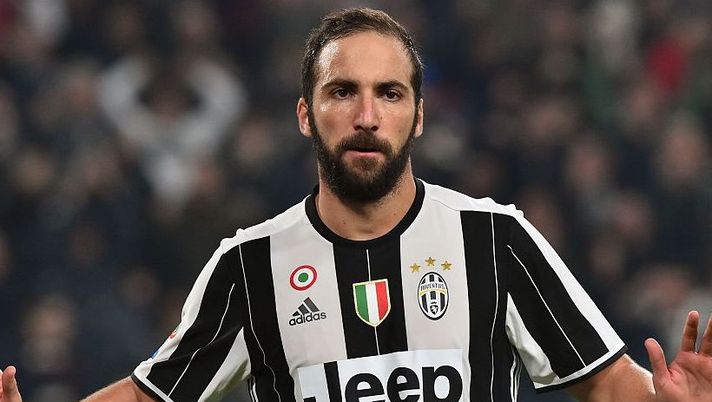 Juventus' forward from Argentina Gonzalo Higuain celebrates after scoring a goal during the Italian Serie A football match Juventus vs Napoli at Juventus Stadium in Turin on October 29, 2016. / AFP / GIUSEPPE CACACE (Photo credit should read GIUSEPPE CACACE/AFP/Getty Images) Higuain: “Abbiamo una fame pazzesca. Ho fatto solo tre o quattro gol in meno, ma…” - immagine 1