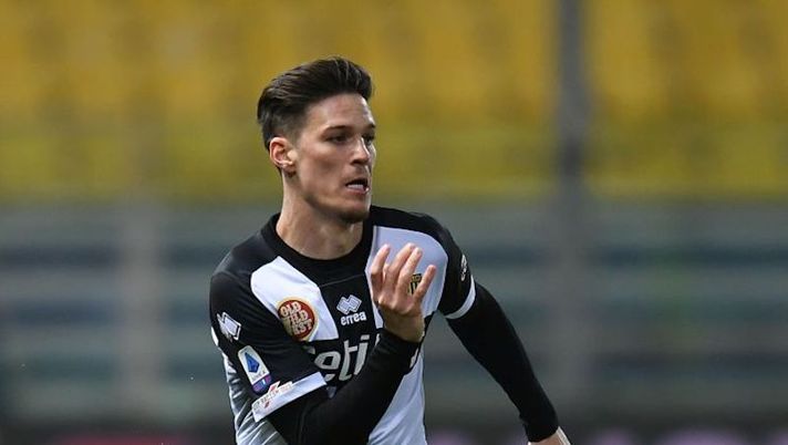 PARMA, ITALY - MARCH 19:Dennis Man of Parma Calcio in action during the Serie A match between Parma Calcio and Genoa CFC at Stadio Ennio Tardini on March 19, 2021 in Parma, Italy. (Photo by Alessandro Sabattini/Getty Images) Parma, si ferma anche Man: infortunio al flessore e cambio immediato - immagine 1