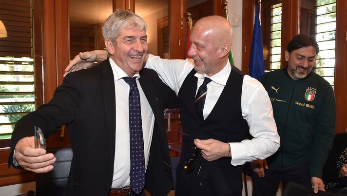 PALERMO, ITALY - NOVEMBER 18: Paolo Rossi, Gianluca Vialli and Paolo Corbi attend a FIGC and USSI Seminar at Ordine dei Giornalisti di Sicilia on November 18, 2019 in Palermo, Italy. (Photo by Tullio M. Puglia/Getty Images)  PALERMO, ITALY - NOVEMBER 18: Paolo Rossi, Gianluca Vialli and Paolo Corbi attend a FIGC and USSI Seminar at Ordine dei Giornalisti di Sicilia on November 18, 2019 in Palermo, Italy. (Photo by Tullio M. Puglia/Getty Images)
