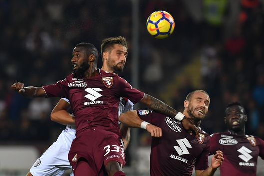 TURIN, ITALY - OCTOBER 29: Leonardo Pavoletti (C) of Cagliari Calcio clashes with Nicolas N koulou (L) and Lorenzo De Silvestri of Torino FC during the Serie A match between Torino FC and Cagliari Calcio at Stadio Olimpico di Torino on October 29, 2017 in Turin, Italy. (Photo by Valerio Pennicino/Getty Images) TURIN, ITALY - OCTOBER 29: Leonardo Pavoletti (C) of Cagliari Calcio clashes with Nicolas N koulou (L) and Lorenzo De Silvestri of Torino FC during the Serie A match between Torino FC and Cagliari Calcio at Stadio Olimpico di Torino on October 29, 2017 in Turin, Italy. (Photo by Valerio Pennicino/Getty Images)