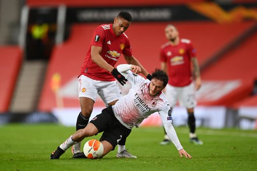 Calabria del Milan ferma Martial del Manchester United durante i quarti di finale di Europa League. Calabria del Milan ferma Martial del Manchester United durante i quarti di finale di Europa League.