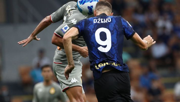 MILAN, ITALY - AUGUST 21: Edin Dzeko #9 of FC Internazionale scores his goal during the Serie A match between FC Internazionale v Genoa CFC at Stadio Giuseppe Meazza on August 21, 2021 in Milan, Italy. (Photo by Marco Luzzani/Getty Images) Vedin Music su Dzeko: “Inter, rinnovagli il contratto! È ancora un campione, ricordo che…” - immagine 1