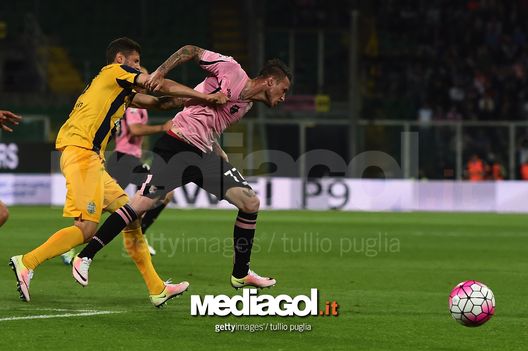 PALERMO, ITALY - MAY 15:  Michel Morganella (R) of Palermo and Pawel Wszolek of Hellas Verona fight for the ball during the Serie A match between US Citta di Palermo and Hellas Verona FC at Stadio Renzo Barbera on May 15, 2016 in Palermo, Italy.  (Photo by Tullio M. Puglia/Getty Images) 