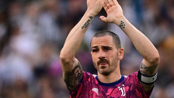 Juventus' Italian defender Leonardo Bonucci, who was injured to the eyebrow arch, acknowledges the public at the end of the Italian Serie A football match between Juventus and Lecce on May 3, 2023 at the Juventus stadium in Turin. (Photo by Marco BERTORELLO / AFP) (Photo by MARCO BERTORELLO/AFP via Getty Images) Da Vlahovic e Di Maria a Rabiot e Bonucci: chi gioca e chi no nella Juve, tutti i dubbi - immagine 1