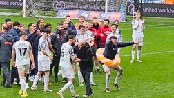 Derby del Galles del sud, gli Swans festeggiano con un salvagente…