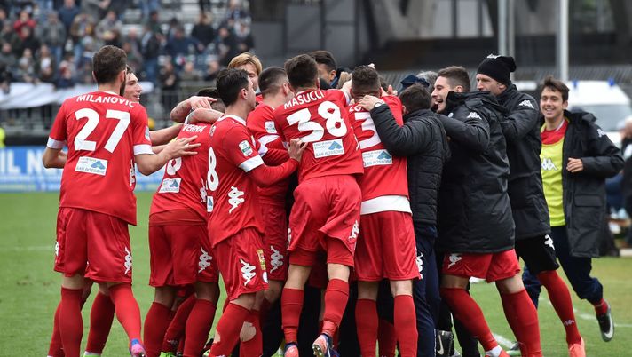 ASCOLI PICENO, ITALY - FEBRUARY 25:  Daniele Mannini of AC Pisa celebrates after scoring the goal 1-2 during the Serie B match between Ascoli Picchio FC and AC Pisa at Stadio Gino e Lillo del Duca on February 25, 2017 in Ascoli Piceno, Italy.  (Photo by Giuseppe Bellini/Getty Images)  ASCOLI PICENO, ITALY - FEBRUARY 25:  Daniele Mannini of AC Pisa celebrates after scoring the goal 1-2 during the Serie B match between Ascoli Picchio FC and AC Pisa at Stadio Gino e Lillo del Duca on February 25, 2017 in Ascoli Piceno, Italy.  (Photo by Giuseppe Bellini/Getty Images)