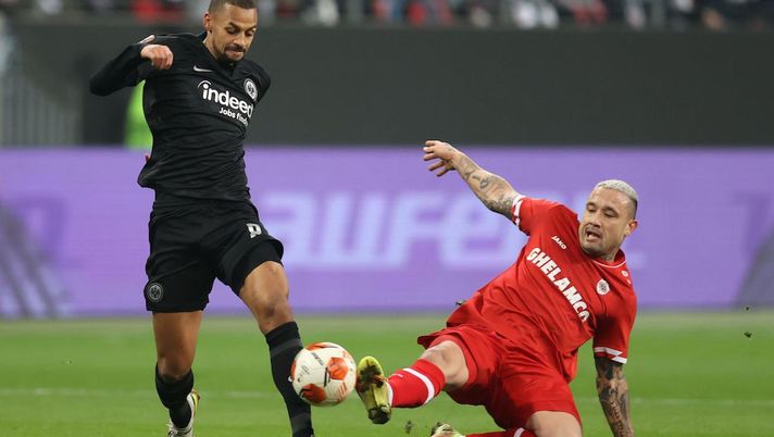 Getty Nainggolan ancora nei guai: pizzicato a fumare in panchina, l’Anversa lo sospende - immagine 1