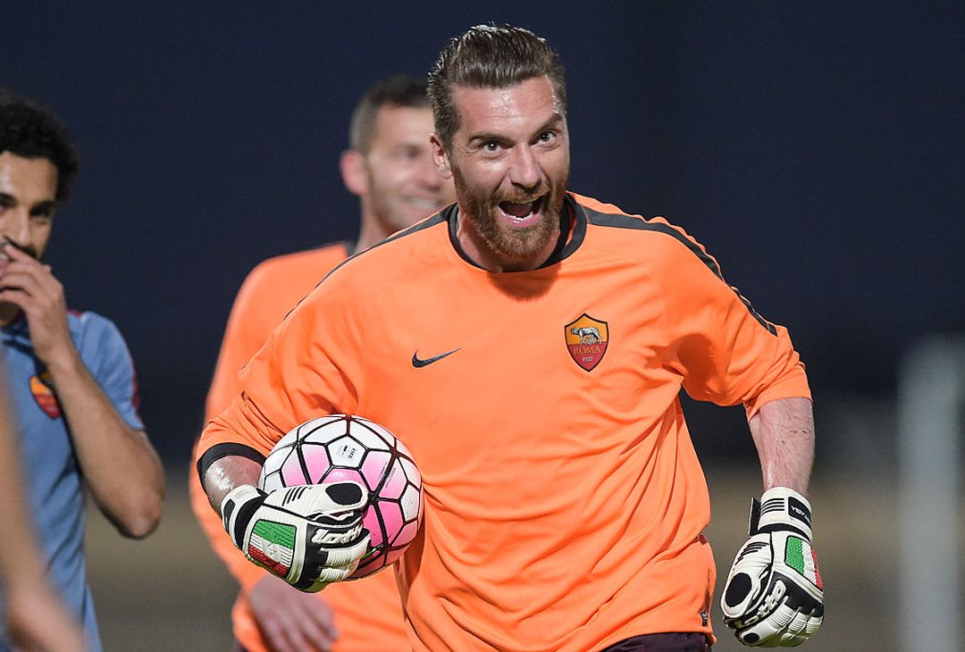  Morgan De Sanctis attends an As Roma training session at  on May 19, 2016 in Al Ain, United Arab Emirates. 