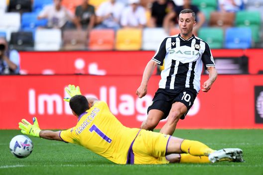 UDINE, ITALY - AUGUST 31: Gerard Deulofeu of Udinese shoots as Pietro Terracciano of Fiorentina attempts to save during the Serie A match between Udinese Calcio and ACF Fiorentina at Dacia Arena on August 31, 2022 in Udine, Italy. (Photo by Alessandro Sabattini/Getty Images) La rotazione dei portieri? Meglio puntare su Terracciano- immagine 2