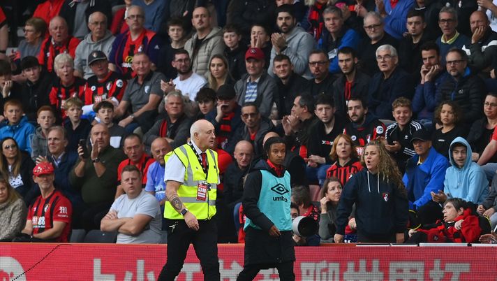 BOURNEMOUTH, ENGLAND - OCTOBER 29: A ball boy leaves the field and is escorted by a steward during the Premier League match between AFC Bournemouth and Tottenham Hotspur at Vitality Stadium on October 29, 2022 in Bournemouth, England. (Photo by Dan Mullan/Getty Images) Spurs, raccattapalle sospeso dopo la “lite” con Lucas Moura: che è successo? - immagine 1