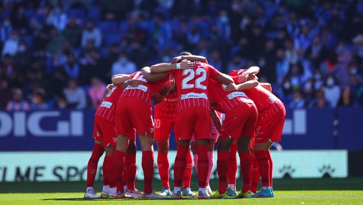 BARCELONA, SPAIN - FEBRUARY 20: Sevilla players huddle prior the LaLiga Santander match between RCD Espanyol and Sevilla FC at RCDE Stadium on February 20, 2022 in Barcelona, Spain. (Photo by Eric Alonso/Getty Images) Betis e Siviglia entrambe in casa negli ottavi Europa League: come un derby ma con 2 avversari diversi… - immagine 1