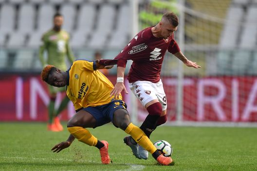  TURIN, ITALY - OCTOBER 01: Vojnovic Lyanco (R) of Torino FC is pulled by his shirt by Bioty Moise Kean of Hellas Verona FC during the Serie A match between Torino FC and Hellas Verona FC at Stadio Olimpico di Torino on October 01, 2017 in Turin, Italy. (Photo by Valerio Pennicino/Getty Images) 