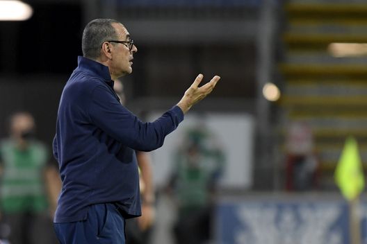 CAGLIARI, ITALY - JULY 29: head coach of Juventus Maurizio Sarri gives his team instructions during the Serie A match between Cagliari Calcio and Juventus at Sardegna Arena on July 29, 2020 in Cagliari, Italy. (Photo by Filippo Alfero - Juventus FC/Juventus FC via Getty Images) CAGLIARI, ITALY - JULY 29: head coach of Juventus Maurizio Sarri gives his team instructions during the Serie A match between Cagliari Calcio and Juventus at Sardegna Arena on July 29, 2020 in Cagliari, Italy. (Photo by Filippo Alfero - Juventus FC/Juventus FC via Getty Images)