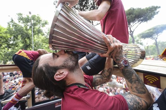 ROME, ITALY - MAY 26: Sergio Oliveira of AS Roma during the parade for celebrating the Conference League Cup on May 26, 2022 in Rome, Italy. (Photo by Fabio Rossi/AS Roma via Getty Images) Sergio Oliveira, altro che 20 milioni. Va al Galatasaray a prezzo di saldo- immagine 2