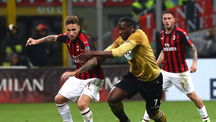 MILAN, ITALY - APRIL 02:  Lucas Biglia of AC Milan competes for the ball with Stefano Okaka of Udinese during the Serie A match between AC Milan and Udinese at Stadio Giuseppe Meazza on April 2, 2019 in Milan, Italy.  (Photo by Marco Luzzani/Getty Images) 