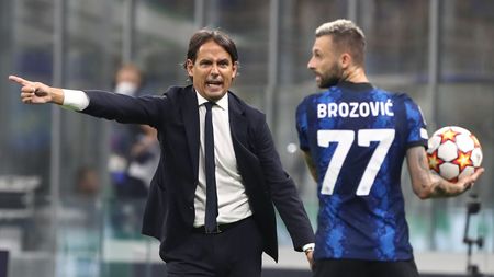 MILAN, ITALY - SEPTEMBER 15: FC Internazionale coach Simone Inzaghi shouts to his players during the UEFA Champions League group D match between Inter and Real Madrid at Giuseppe Meazza Stadium on September 15, 2021 in Milan, Italy. (Photo by Marco Luzzani/Getty Images) MILAN, ITALY - SEPTEMBER 15: FC Internazionale coach Simone Inzaghi shouts to his players during the UEFA Champions League group D match between Inter and Real Madrid at Giuseppe Meazza Stadium on September 15, 2021 in Milan, Italy. (Photo by Marco Luzzani/Getty Images)