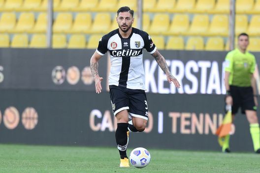  PARMA, ITALY - APRIL 24: Giuseppe Pezzella of Parma Calcio in action during the Serie A match between Parma Calcio and FC Crotone at Stadio Ennio Tardini on April 24, 2021 in Parma, Italy. Sporting stadiums around Italy remain under strict restrictions due to the Coronavirus Pandemic as Government social distancing laws prohibit fans inside venues resulting in games being played behind closed doors. (Photo by Gabriele Maltinti/Getty Images) 