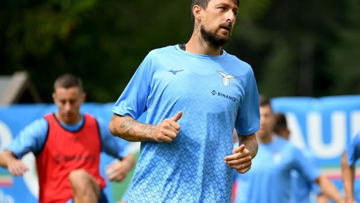 AURONZO DI CADORE, ITALY - JULY 10: Francesco Acerbi of SS Lazio during the SS Lazio training session on July 10, 2022 in Auronzo di Cadore, Italy. (Photo by Marco Rosi - SS Lazio/Getty Images) Di Marzio: “Inter, può saltare l’arrivo di Acerbi: Zhang blocca tutto per due motivi” - immagine 1